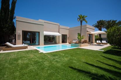 Piscina y una de las habitaciones (abajo) del Alondra Villas & Suites, en Lanzarote.