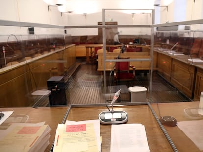 Sala de la Audiencia de Granada con medidas de seguridad por la COVID-19 donde estaba previsto celebrarse el primer juicio con jurado de España tras el decreto de alarma.