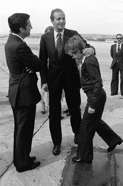 18 de mayo de 1979. El rey Juan Carlos hace un gesto cariñoso a su hijo, el príncipe Felipe, en presencia del presidente del Gobierno, Adolfo Suárez, en el aeropuerto, a la vuelta de su viaje de una semana a Costa de Marfil, Guinea Conakry y Senegal.