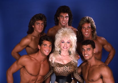 La estrella del country Dolly Parton y algunos de los bailarines de los Chippendales en 1987.