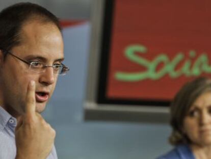 El secretario de Organizaci&oacute;n del PSOE, C&eacute;sar Luena, durante la rueda de prensa que ha ofrecido tras la reuni&oacute;n de la Ejecutiva del partido.