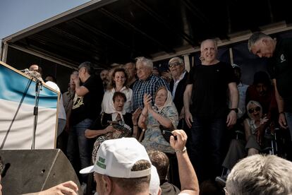 Esta es la tercera protesta masiva contra el presidente y el primer paro que la principal central sindical del país convoca en cinco años: la última fue en 2019 durante el Gobierno del conservador Mauricio Macri. En la imagen, Madres de plaza de mayo y dirigentes sindicales durante el paro general de la CGT en la plaza de Congreso.