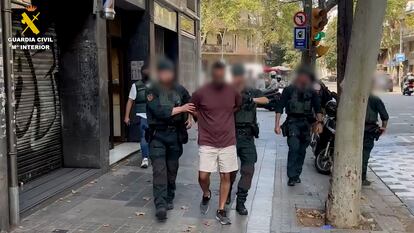 La Guardia Civil traslada a uno de los detenidos por su presunta vinculación en la trama que facilitaba a Hezbolá componente para fabricar drones kamikazes, en una imagen facilitada por el instituto armado