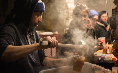 Reparto de comidas calientes por parte de los voluntarios que fueron uniéndose al proyecto de la No Name Kitchen, que sigue en pie, gracias a las donaciones de ciudadanos de todo el mundo y a los voluntarios que se mudan a Sid a vivir.