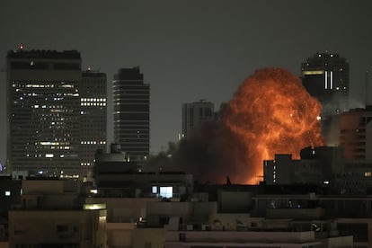 Columna de fuego tras el impacto de un misil iraní en Tel Aviv, el domingo.