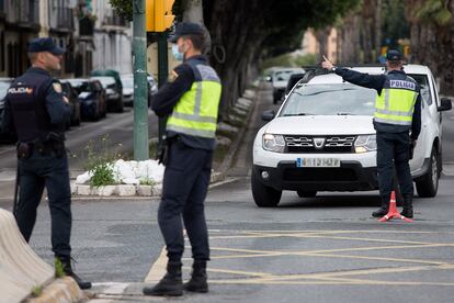 Agentes de la Policía Nacional realizan un control de tráfico en la ciudad de Málaga en abril de 2020, durante el primer estado de alarma.