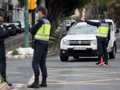 Agentes de la Policía Nacional realizan un control de tráfico en la ciudad de Málaga en abril de 2020, durante el primer estado de alarma.