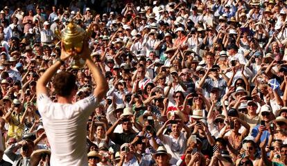 Murray muestra el trofeo en la pista central.