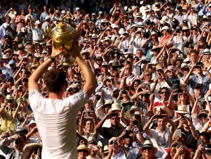 Murray muestra el trofeo en la pista central.