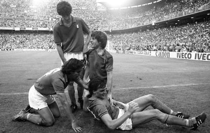 Tardelli celebra su gol en la final a Alemania con sus compañeros.