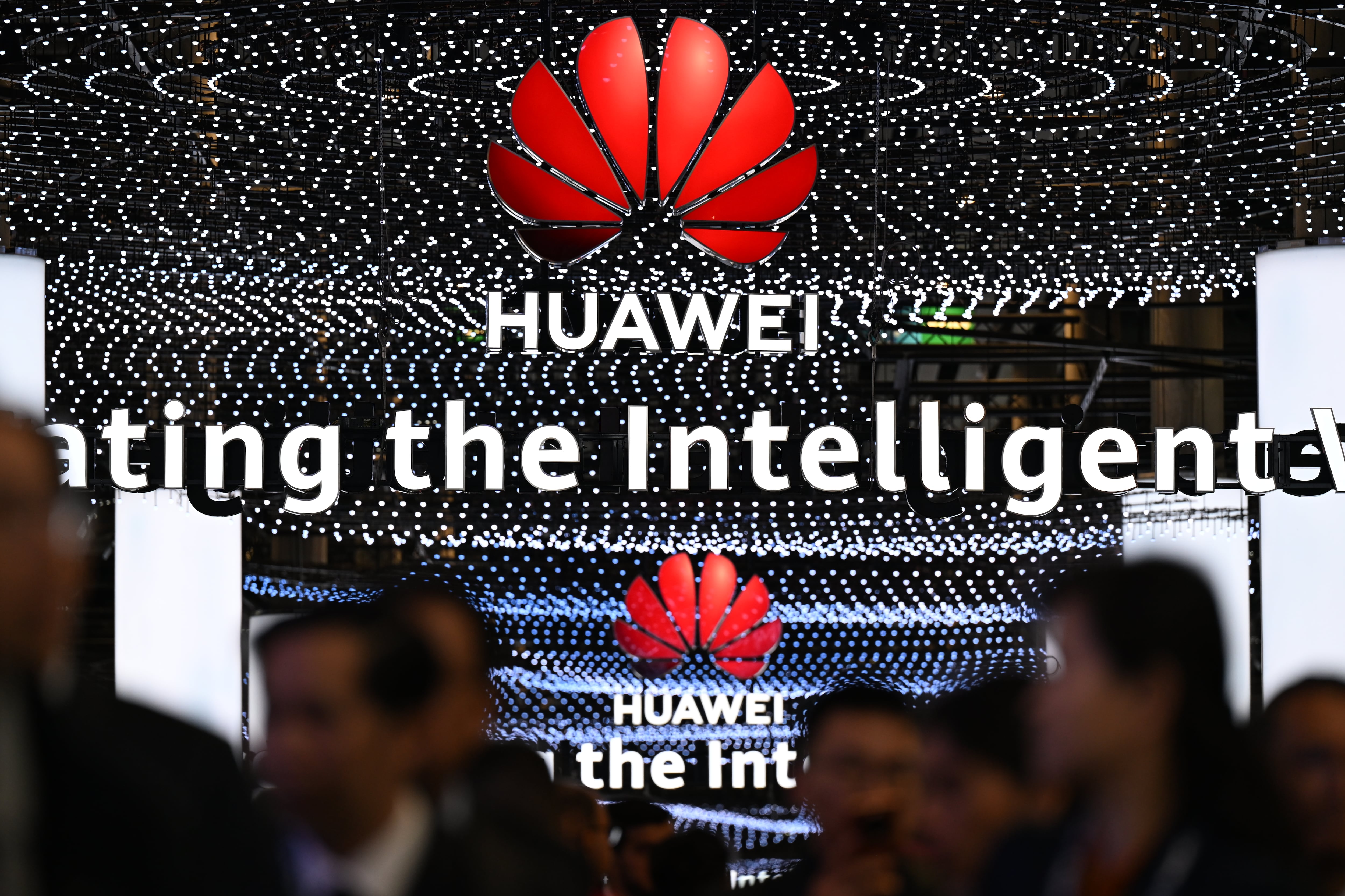 El logotipo del grupo tecnológico chino Huawei cuelga en una sala del Mobile World Congress (MWC) de Barcelona. 