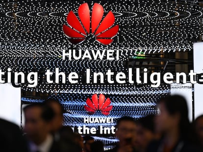 El logotipo del grupo tecnológico chino Huawei cuelga en una sala del Mobile World Congress (MWC) de Barcelona.