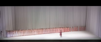 Davide Luciano (Don Giovanni), a la izquierda, y Federica Lombardi (Donna Elvira), con una larga fila de mujeres, omnipresentes en el segundo acto.