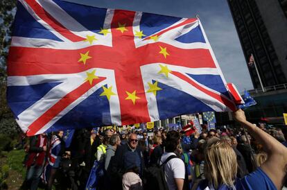 Un manifestante muestra una bandera de Reino Unido adornada con las estrellas de la bandera de la Uni&oacute;n Europea en en una manifestaci&oacute;n en Londres.