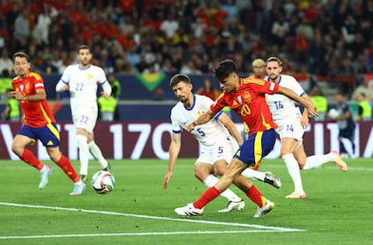 Pedri marca el cuarto gol de España.