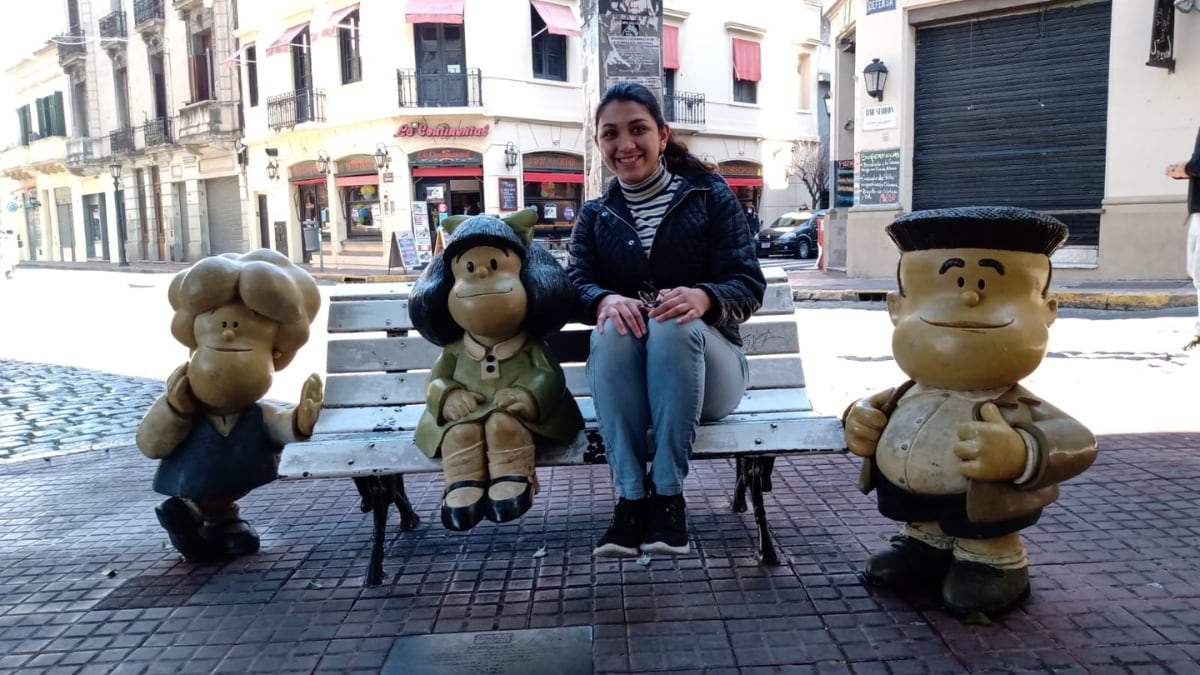 Salomé Dueñas posa junto a las esculturas de Mafalda, Manolito y Susanita en San Telmo,
Buenos Aires, ciudad a la que llegó desde Ecuador para estudiar Biología.
