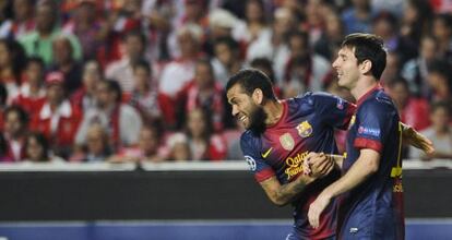 Alves y Messi celebran el primer gol