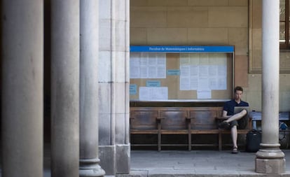 Un estudiant en la facultat de Matemàtiques a l'Universitat de Barcelona, al juny.