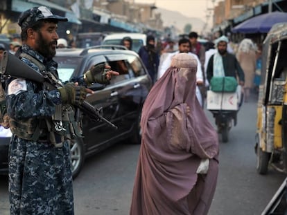 Una mujer camina por el centro de Kandahar (Afganistán).