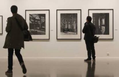 Fotografías de Berenice Abbott en la exposición de Tabakalera.