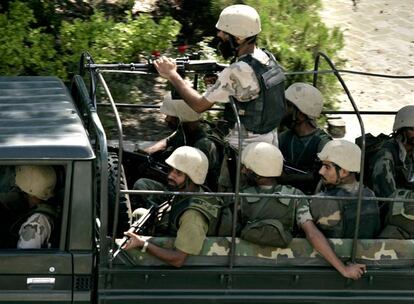 Un vehículo militar entra a toda velocidad en el recinto de la Mezquita durante el asalto