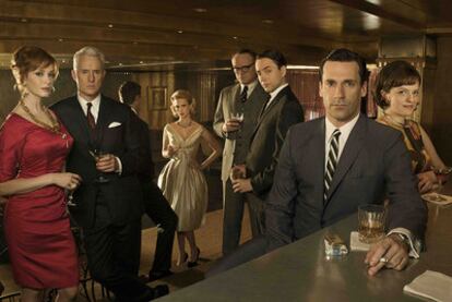 Don Draper, en primera línea, junto al resto de personajes principales de Mad Men.