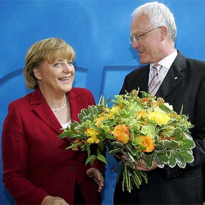 La presidenta de la CDU, Angela Merkel, con su candidato en Renania del Norte, Jürgen Rüttgers.