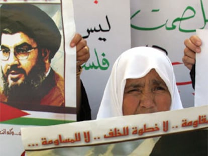 Una palestina exhibe en Jenin un cartel con la foto del jeque Nasralá, líder de Hezbolá.