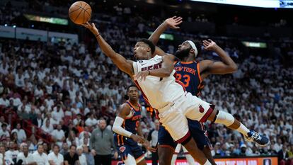 Kyle Lowry de lo Miami Heat se lanza para anotar una canasta contra los Knicks de Nueva York, en el juego 6 de la serie, este viernes en Miami.