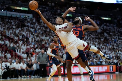 NBA: Kyle Lowry de lo Miami Heat se lanza para anotar una canasta contra los Knicks de Nueva York, en el juego 6 de la serie, este viernes en Miami.