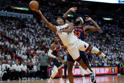 NBA: Kyle Lowry de lo Miami Heat se lanza para anotar una canasta contra los Knicks de Nueva York, en el juego 6 de la serie, este viernes en Miami.