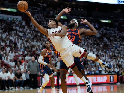 NBA: Kyle Lowry de lo Miami Heat se lanza para anotar una canasta contra los Knicks de Nueva York, en el juego 6 de la serie, este viernes en Miami.