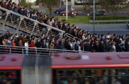 Colas en una parada de Transmilenio.