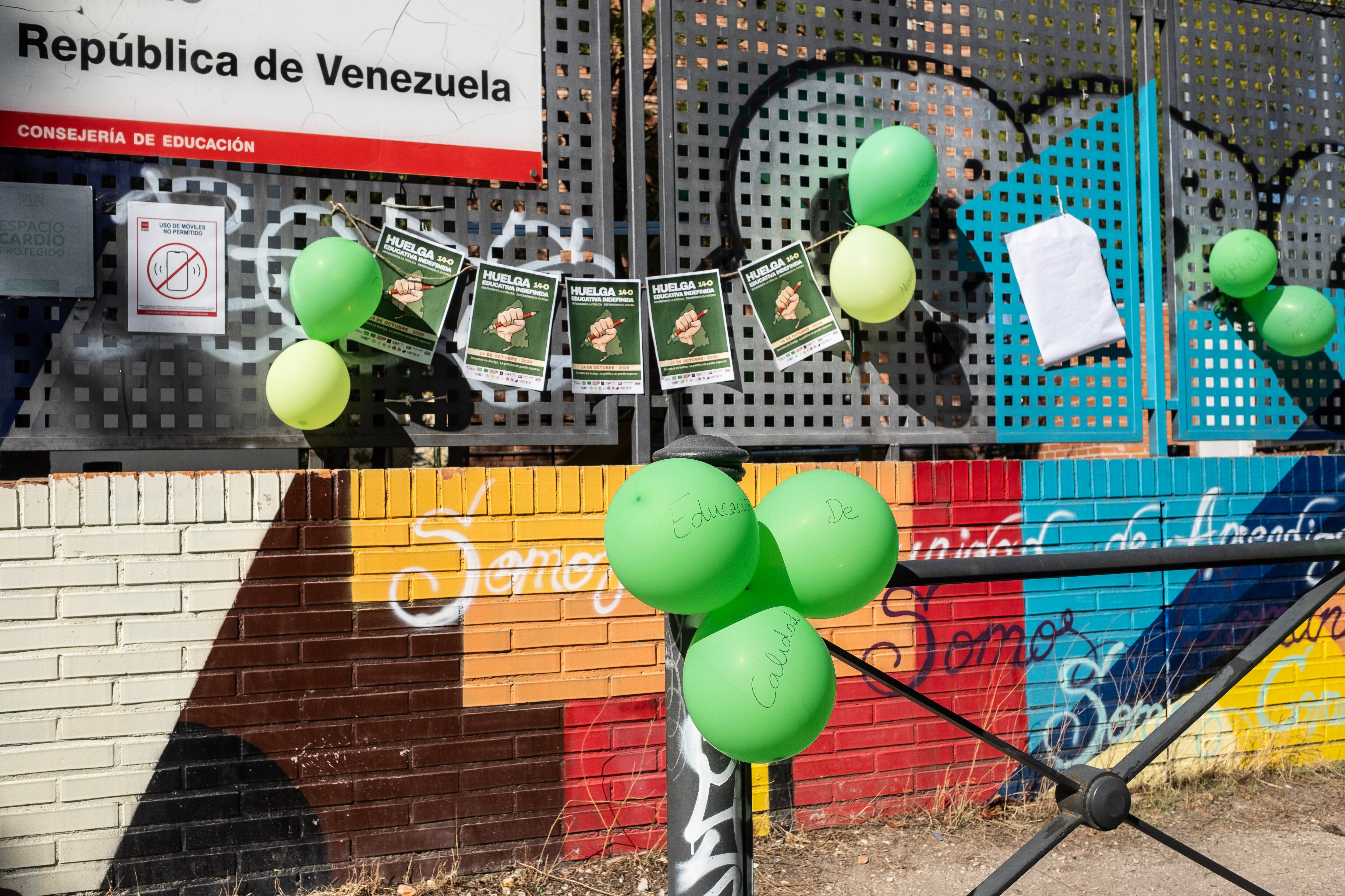Carteles en favor de la huelga educativa en el CEIP República de Venezuela. 

