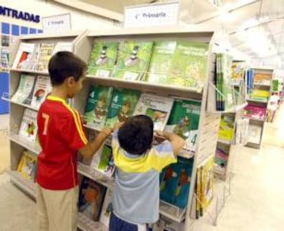 Imagen de dos niños observando los libros de texto en unos grandes almacenes madrileños. EFE/Archivo