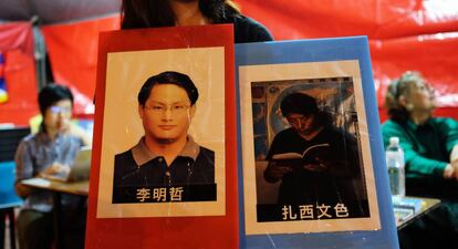 Un manifestante taiwanés con un póster de Tashi Wangchuk (d), en Taipéi en 2017.