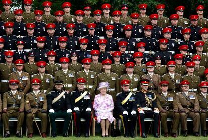 La reina Isabel II posa con miembros del Ejército británico recién regresados de Afganistán a Lichfield, localidad del centro del Reino Unido, en julio de 2021.