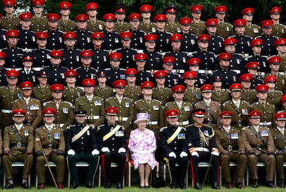 La reina Isabel II posa con miembros del Ejército británico recién regresados de Afganistán a Lichfield, localidad del centro del Reino Unido, en julio de 2021.