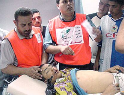 Un equipo médico traslada el cadáver de Rafat Daragme, presunto terrorista abatido ayer por helicópteros israelíes.