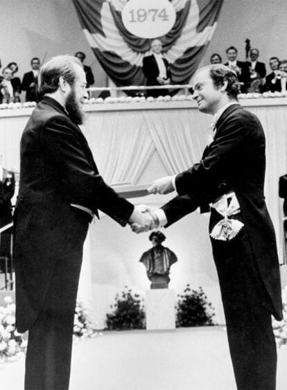 Solzhenitsin recogeen 1974, de manos del rey de suecia,  el Premio Nobel de Literatura concedido en 1970.