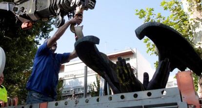 La escultura dedicada a Primo de Rivera en un cami&oacute;n de transporte.