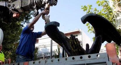 La escultura dedicada a Primo de Rivera en un camión de transporte.