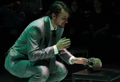 El actor rumano Vlad Udrescu interpreta a Hamlet en el montaje estrenado esta semana en los Teatros del Canal (Madrid).