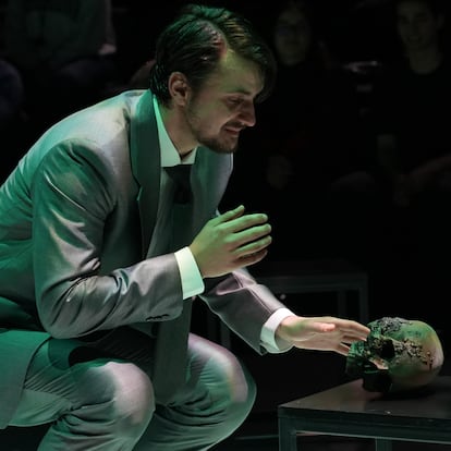 Escena de la obra 'Hamlet', Teatros del Canal. Marin Sorescu National Theatre