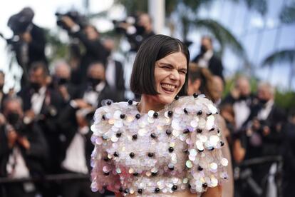 La cantante y actriz francesa Stéphanie Sokolinski, conocida por su nombre artístico SoKo, a su llegada a la alfombra roja del Festival de Cannes.