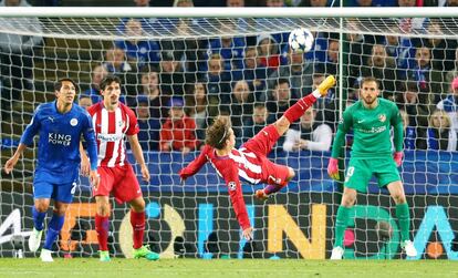 El jugador del Atlético de Madrid Antoine Griezmann (c) en acción frente al arquero Jan Oblak (d).