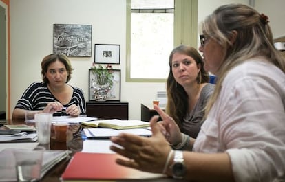 Ada Colau, reunida a Nou Barris amb la regidora del districte, Janet Sanz, i la gerent, Gemma Arau.