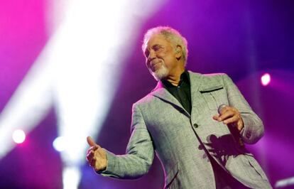 Tom Jones en un momento de su actuación.