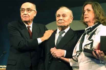 José Saramago, a la izquierda, Ernesto Sábato y Elvira González, su compañera, al finalizar el homenaje al escritor argentino
.