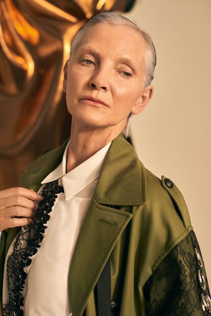 Stephanie Grainger lleva abrigo militar con encaje (1.595 €) y camisa (475 €), ambos de DSQUARED2.